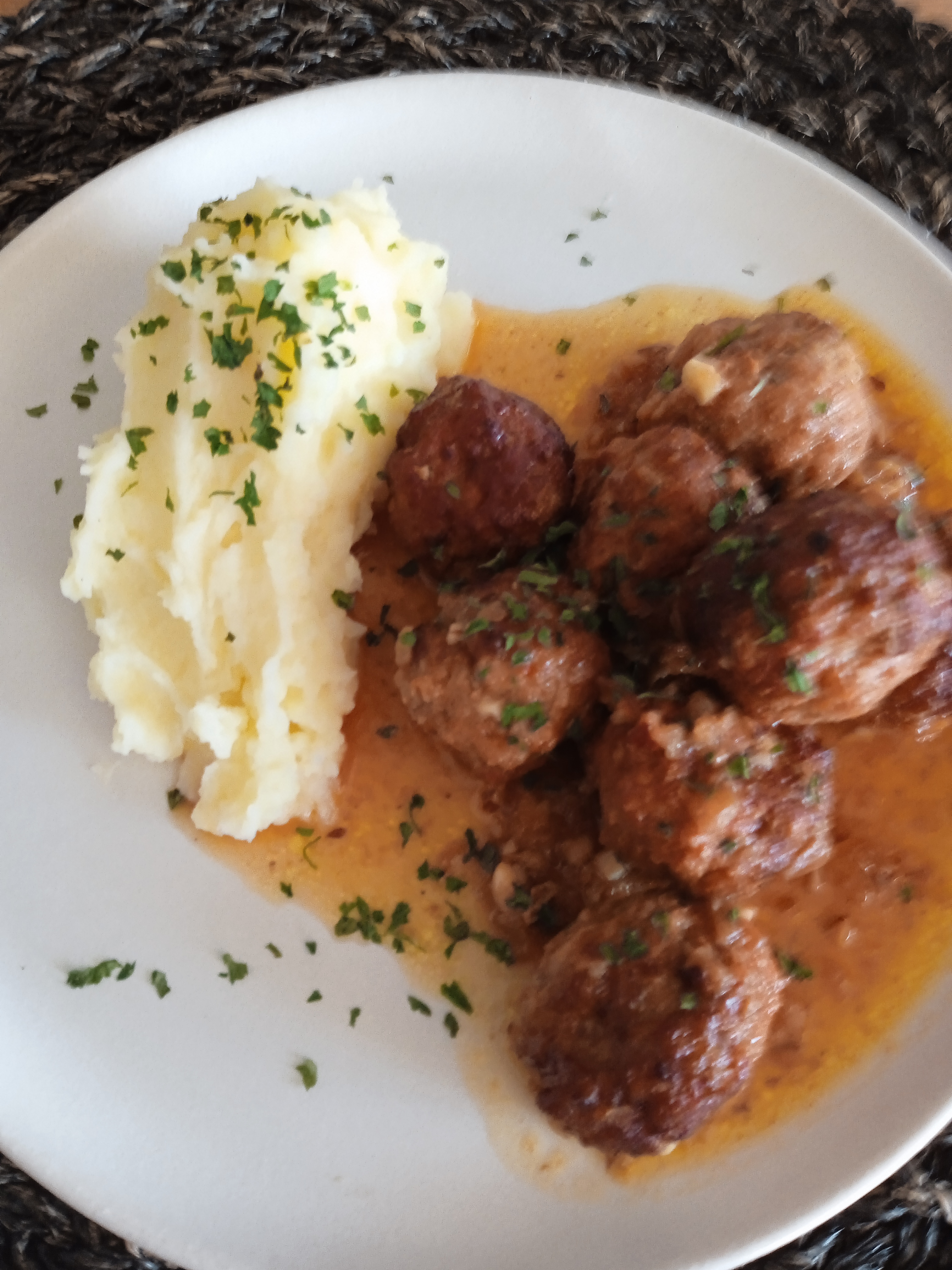 Albóndigas de carne con tomates secos y zanahoria