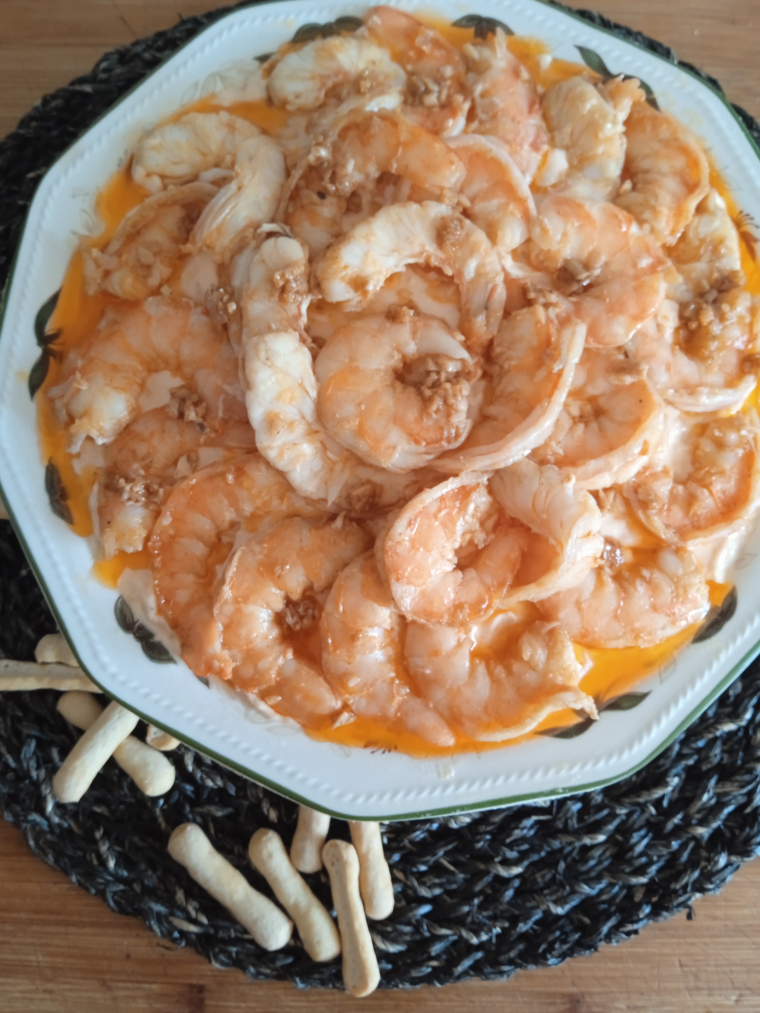 Ensaladilla de gambas al ajillo.