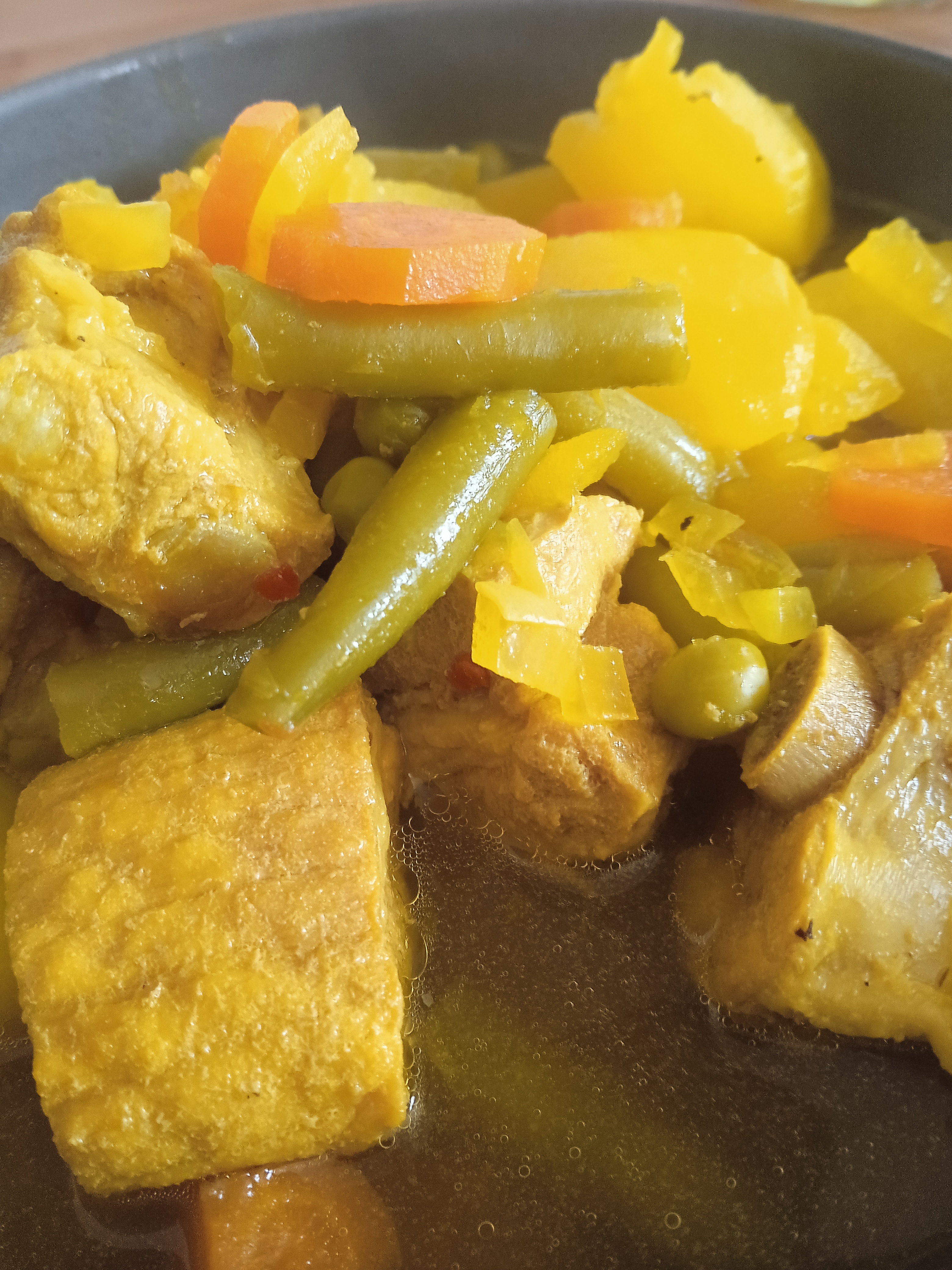 Estofado de carne con patata amarilla.