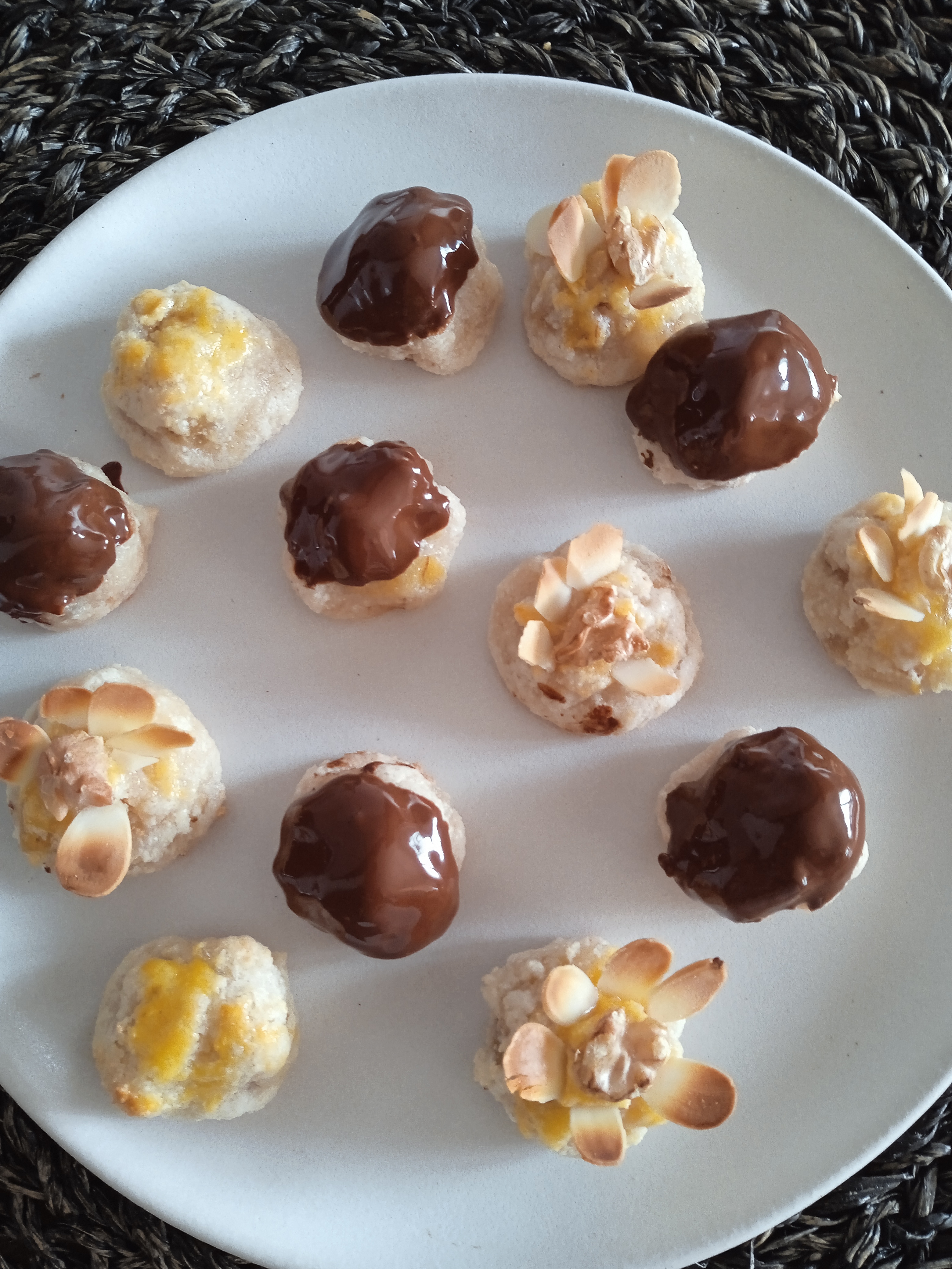 Mazapán con nueces y calabazate.