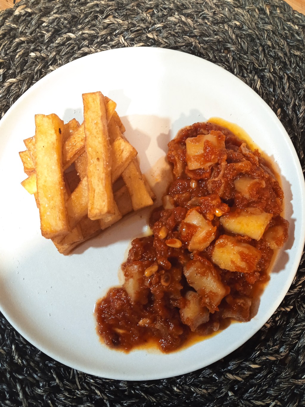 Sepia con piñones en salsa