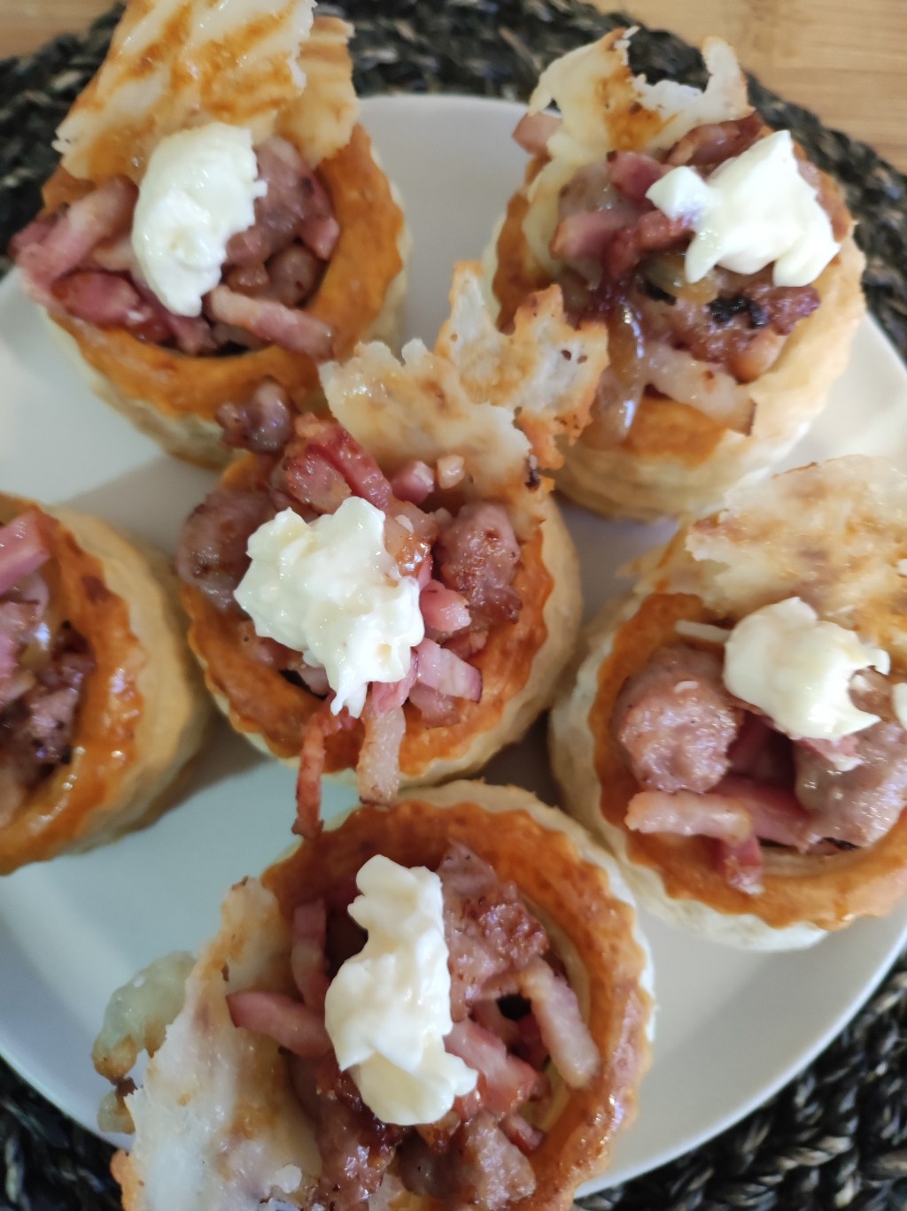 Canapé de longaniza con cebolla&nbsp;caramelizada.