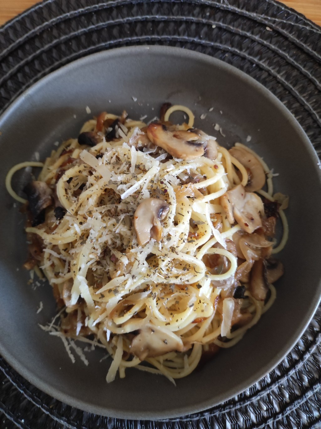 Espaguetis de cebolla y&nbsp;champiñones.