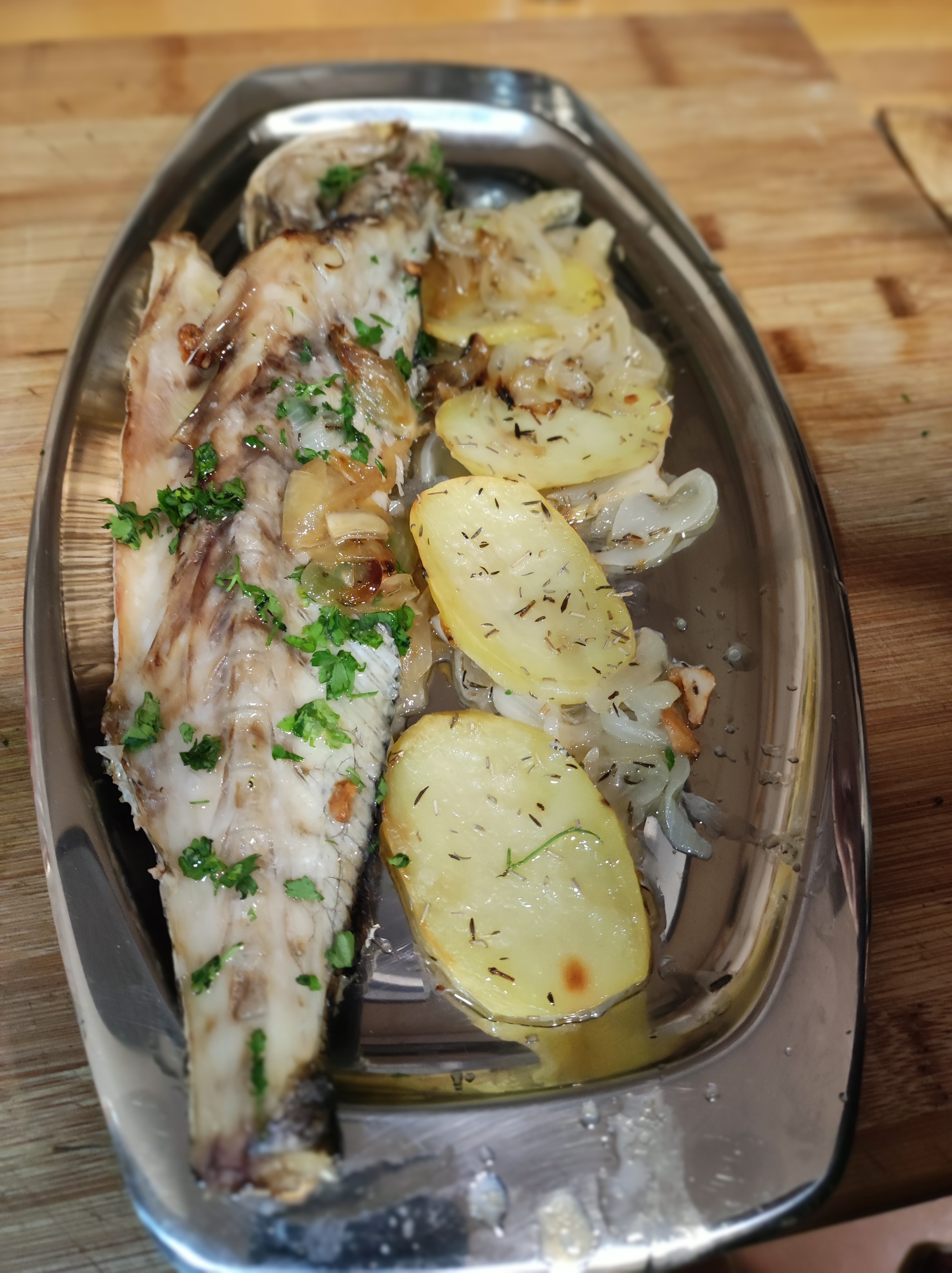 Corvina con patatas al horno.