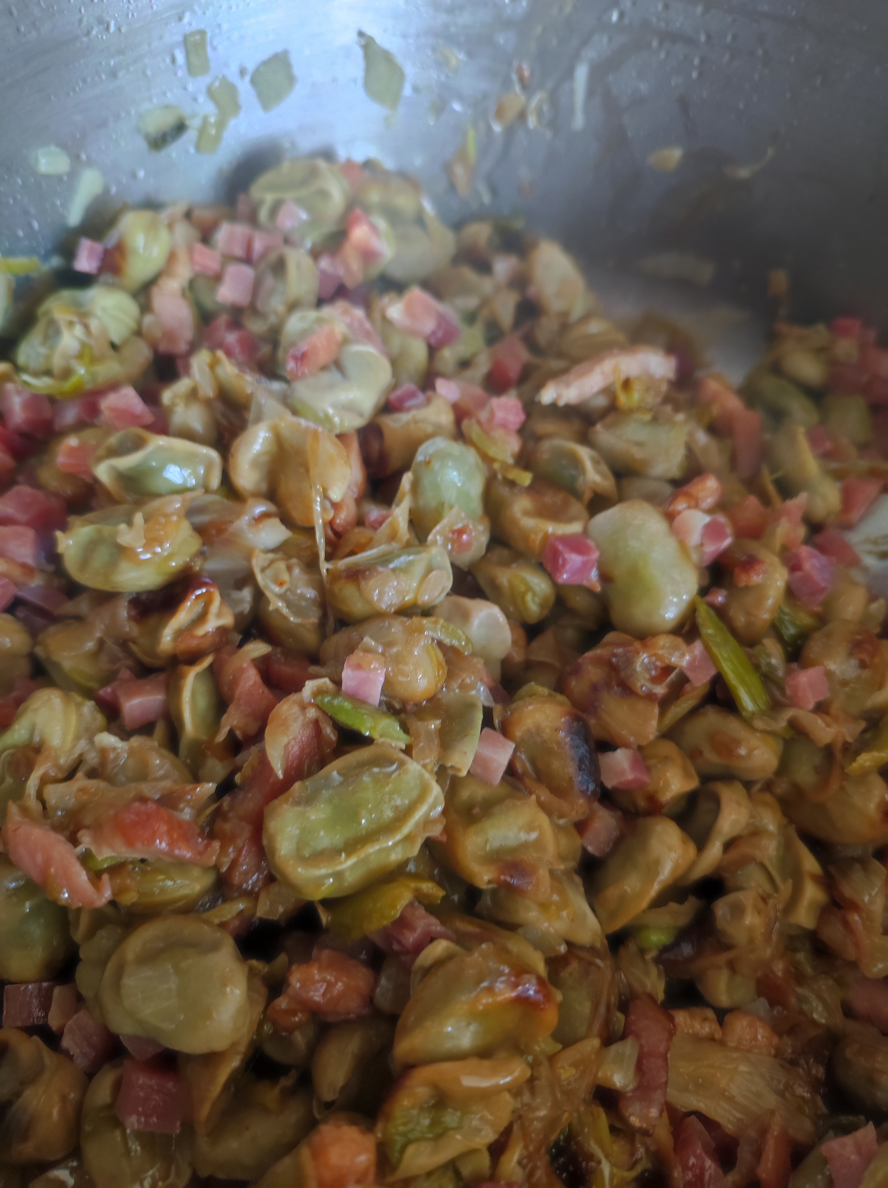 Habas con jamón y beicon.